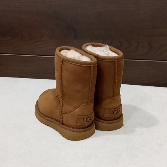New UGG Classic Short II Waterproof Boot - Picture 3 of 4